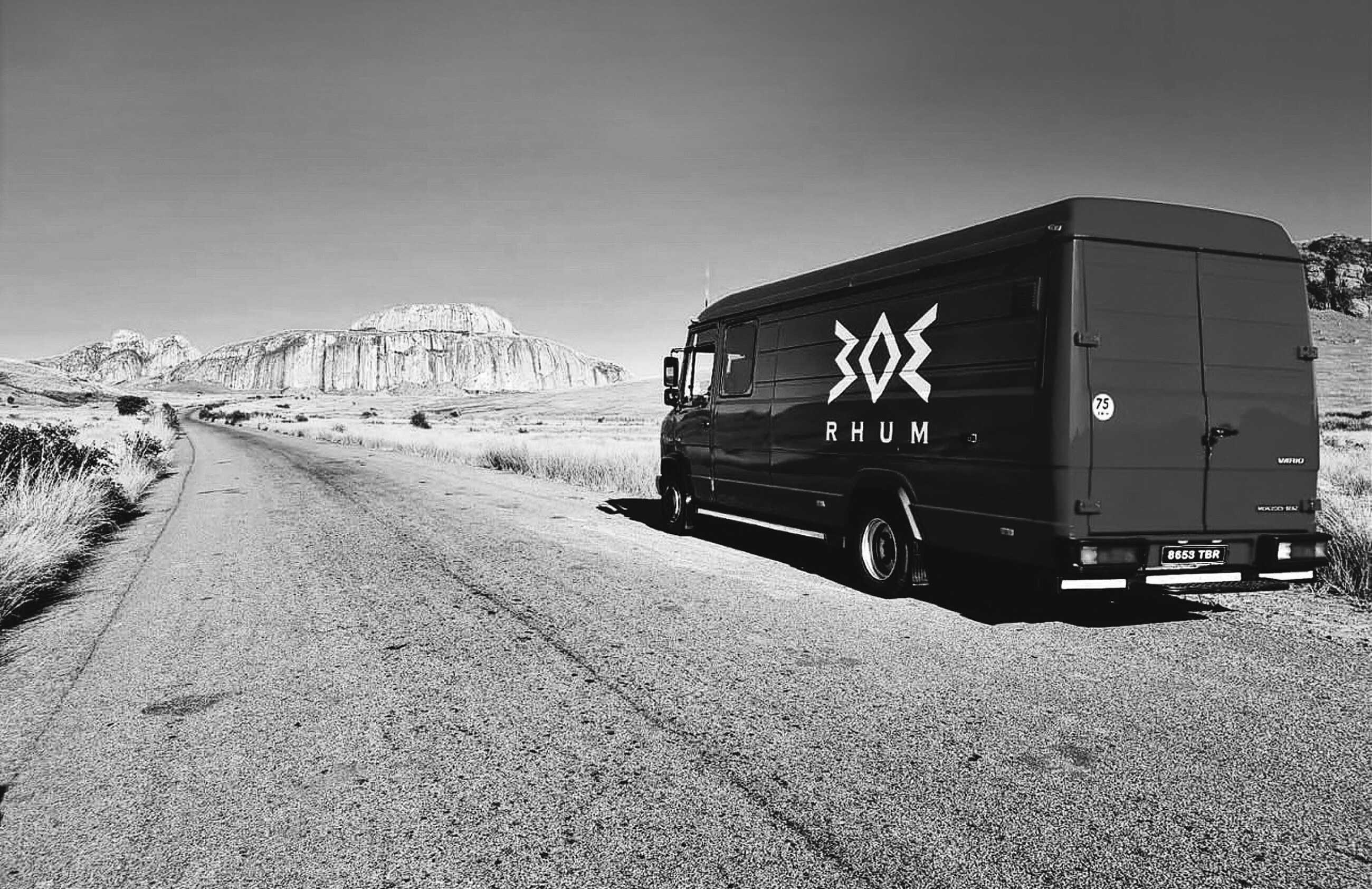 Le camion 303 Rhum sur une route des Hautes Terres, devant des dômes de granite